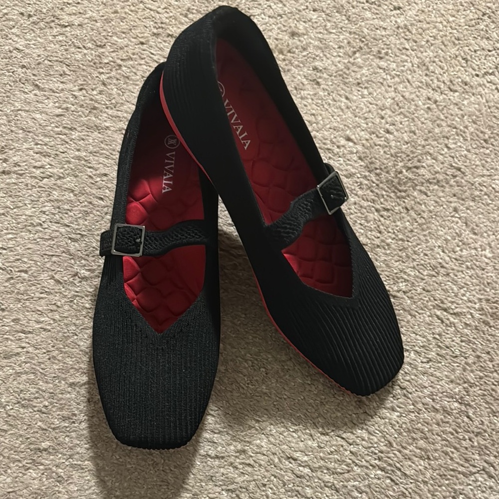 Mary Janes in Black with Comfortable Sole and Classic Design